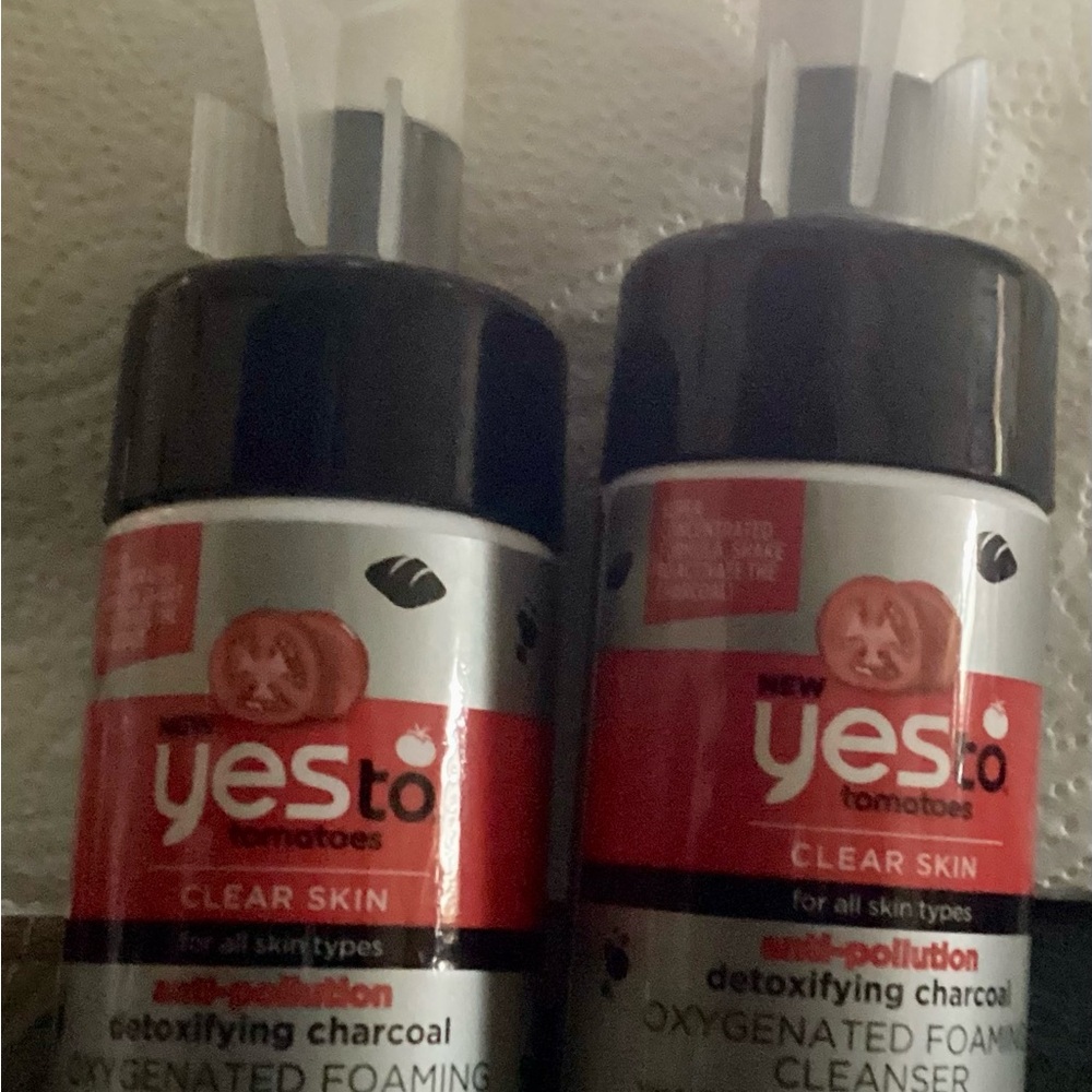 Yes To Tomatoes Detoxifying Charcoal Cleanser